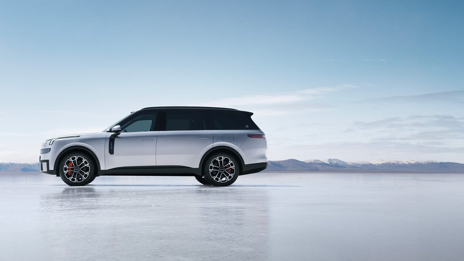 Lynk & Co 900 exterior