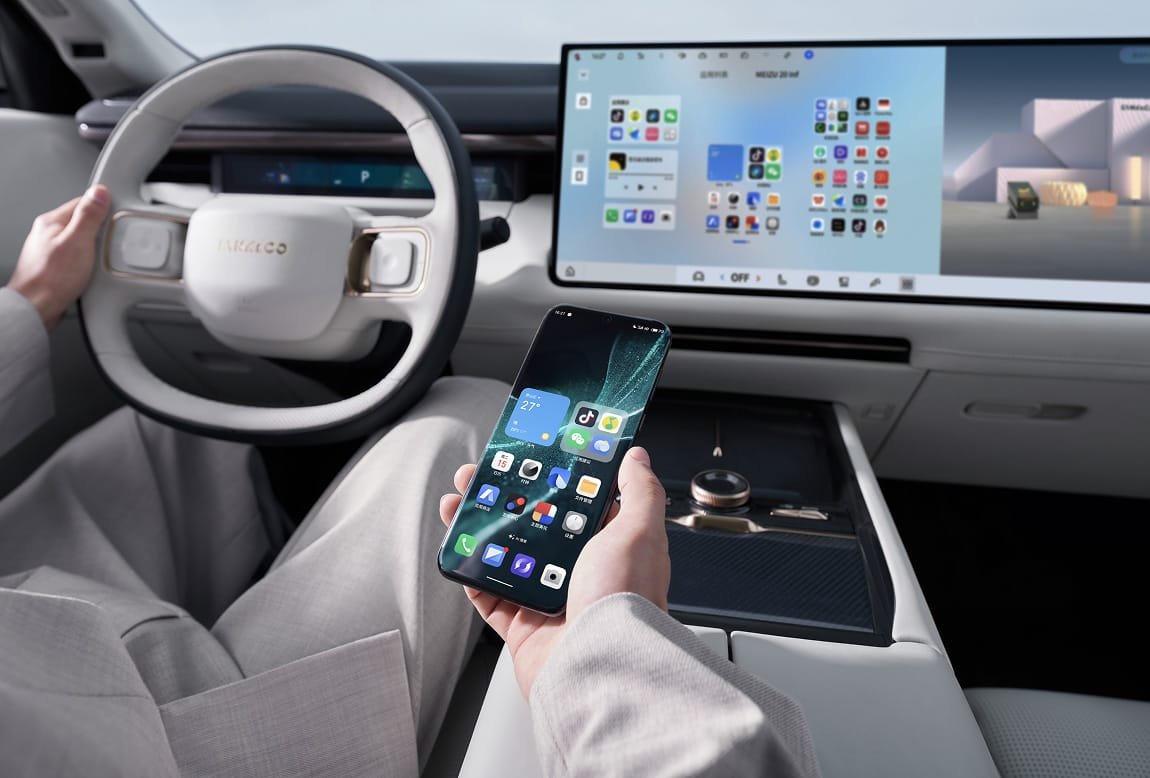 Lynk & Co 900 connectivity