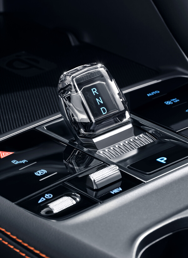 BYD SEALION 6 digital cockpit with 15.6-inch rotating touchscreen and DiLink system
